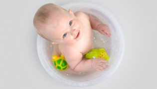 Babybaden - Baden im Badeeimer