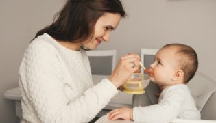 Beikoststart Baby: Zubehör, das Sie bestimmt brauchen