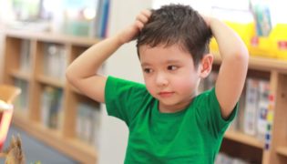 So erkennen Sie Läuse bei Kindern