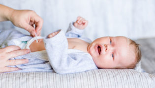 Die Nabelpflege bei Neugeborenen - worauf muss man achten?