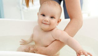 Wie oft soll man ein Baby baden?