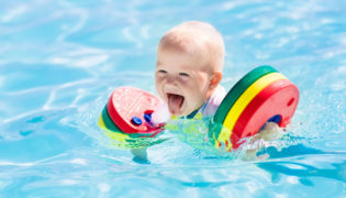 Schwimmhilfen für ein Baby