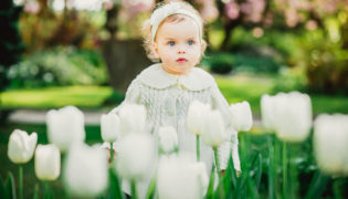 Baby anziehen im Frühling