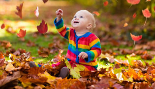 Baby anziehen im Herbst