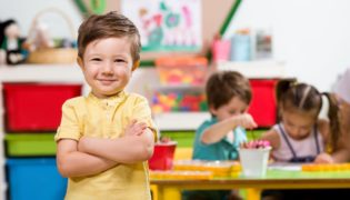 Kind stört im Kindergarten