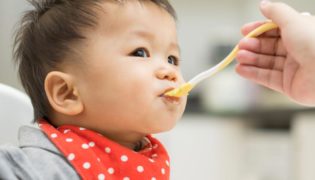 Beim Baby Beikost einführen