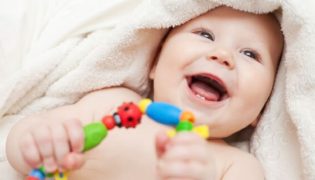 Beliebtes erstes Babyspielzeug
