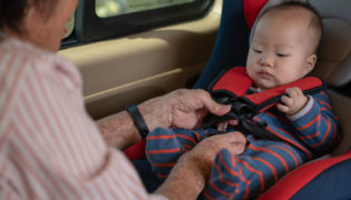 Sicherheit von Baby und Kind im Auto