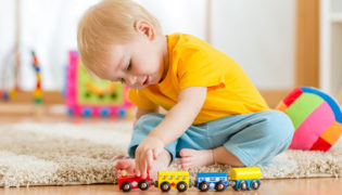 Altersgerechtes Spielzeug für Baby und Kleinkind